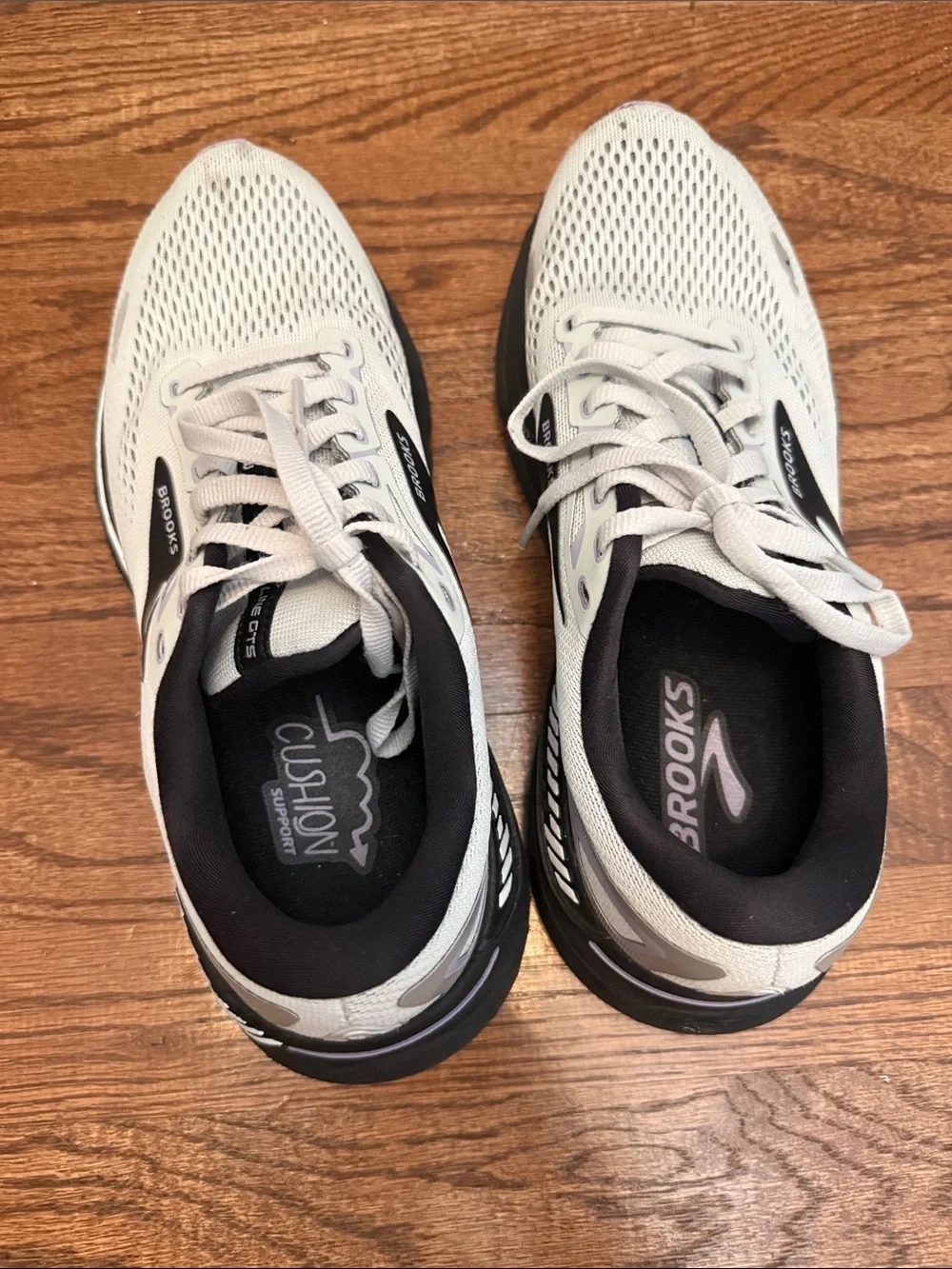 🏃🏼‍♀️ Brooks Running Shoes in Light Gray and Black with Purple Accents